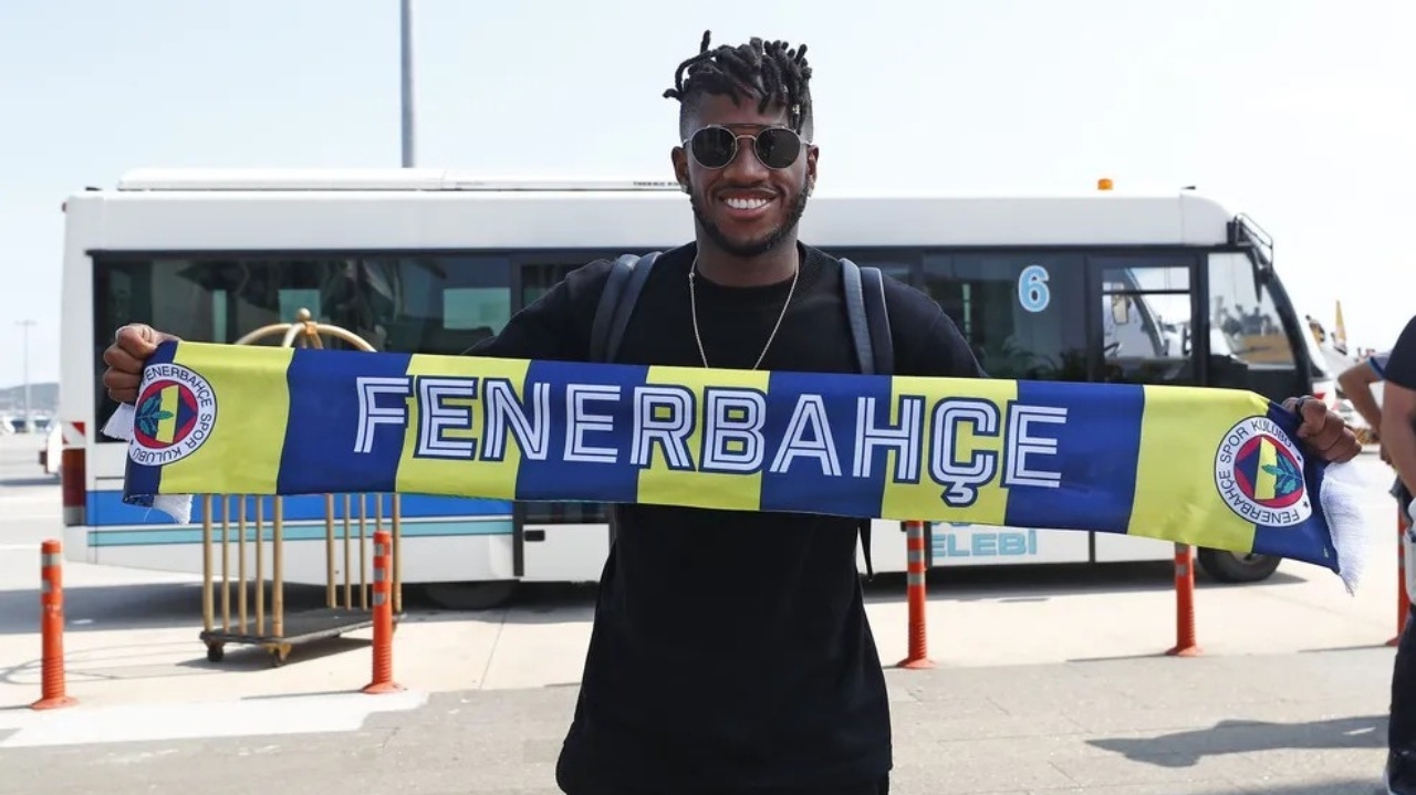 Fred é recebido por torcedores do Fenerbahçe em aeroporto de Instanbul