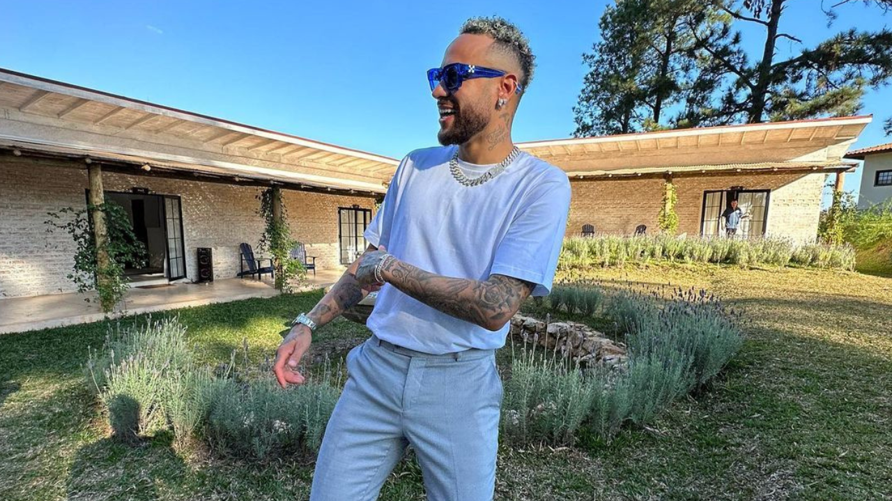 Conheça detalhes de algumas das mansões luxuosas de Neymar