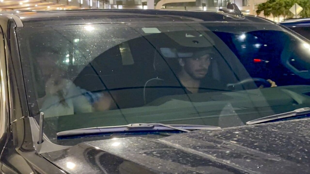 Gisele Bündchen é recebida por suposto affair ao desembarcar em Miami