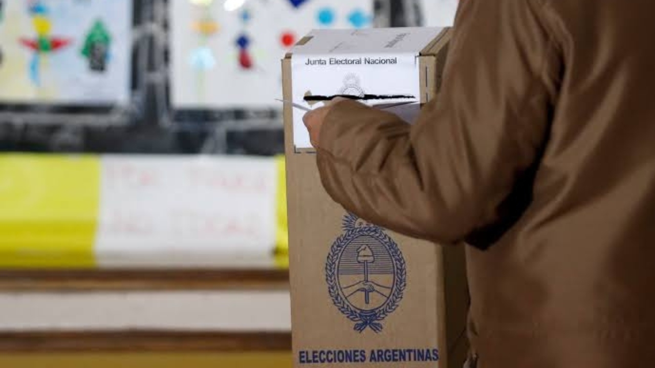 Eleições primárias na Argentina têm bom comparecimento da população às urnas