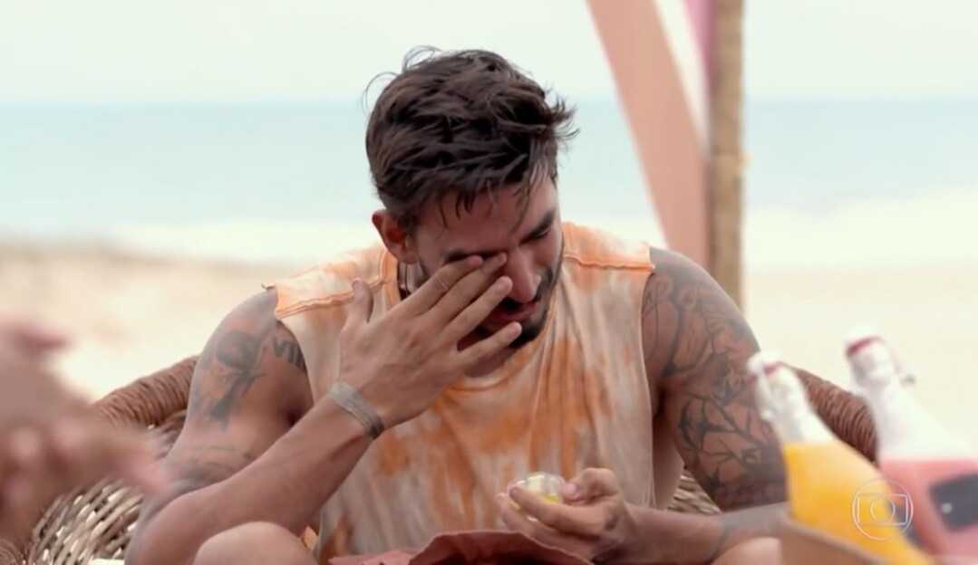 No Limite: Guilherme fica emocionado ao receber escapulário da mãe