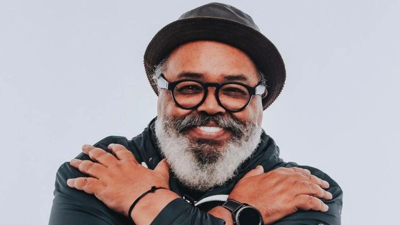 Jorge Aragão se emociona durante entrevista: “Eu estou vivo”