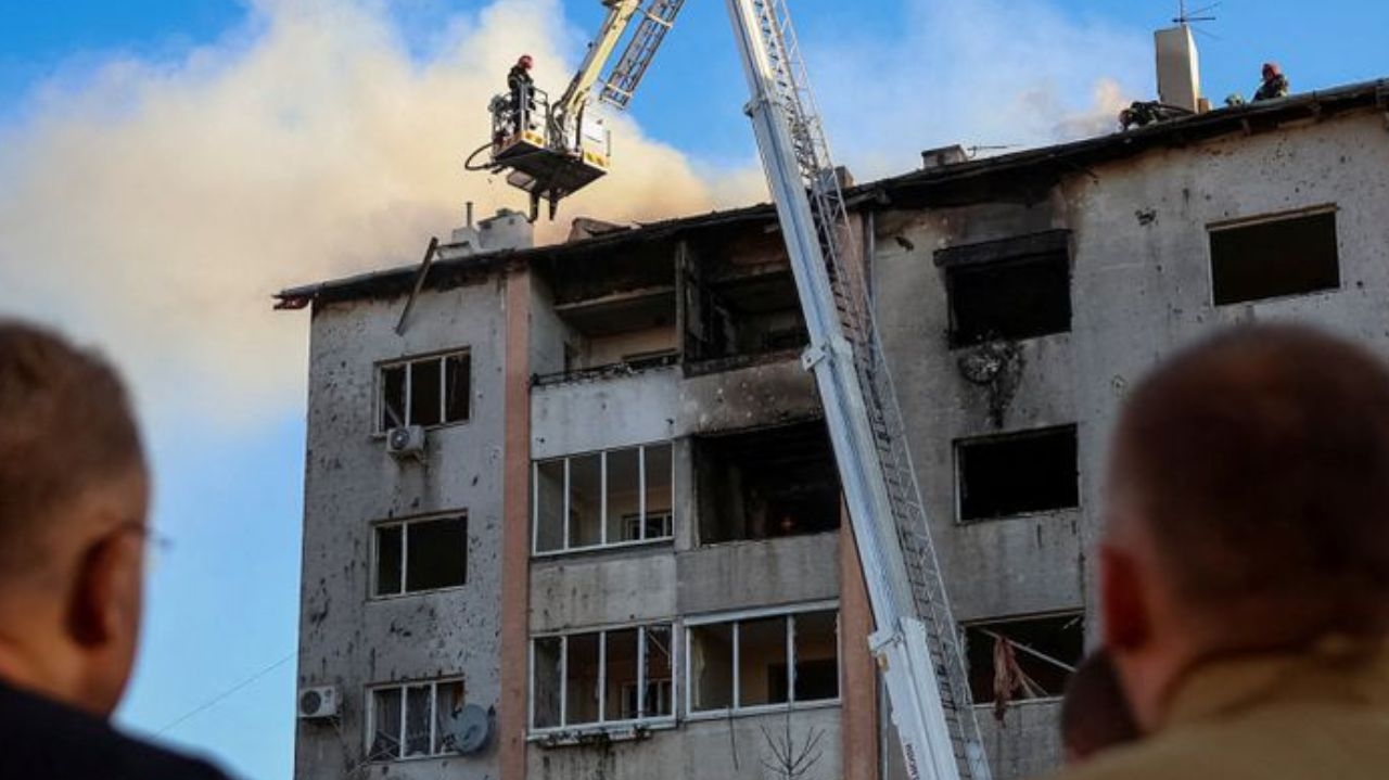 Míssil enviado da Rússia mata três pessoas após atingir empresa na Ucrânia