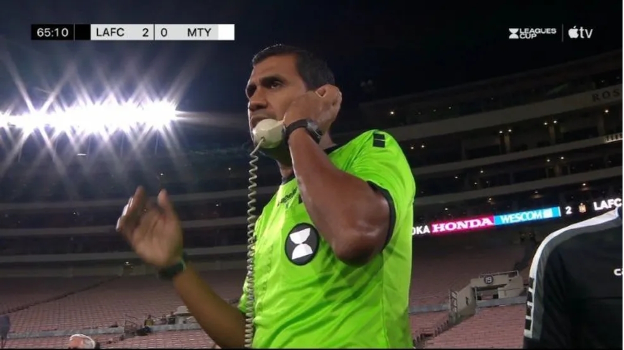Árbitro utiliza telefone antigo para comunicação com VAR e viraliza na Leagues Cup