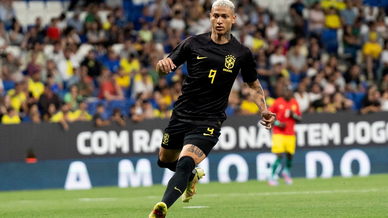 Richarlison doará cursos de inglês para crianças de instituições sociais em SP e ES