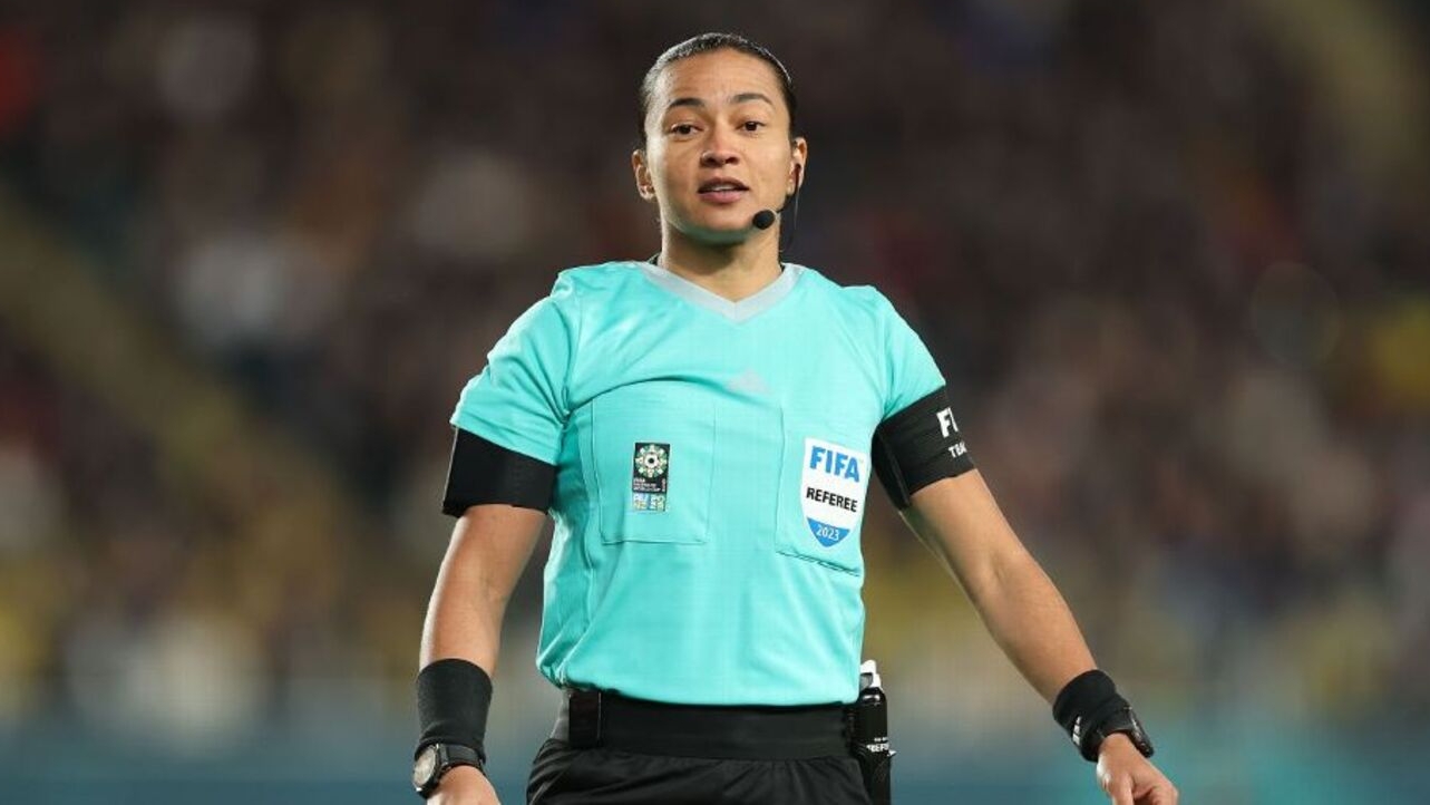 Árbitra brasileira é acusada de favorecer a Espanha contra a Suécia em semifinal