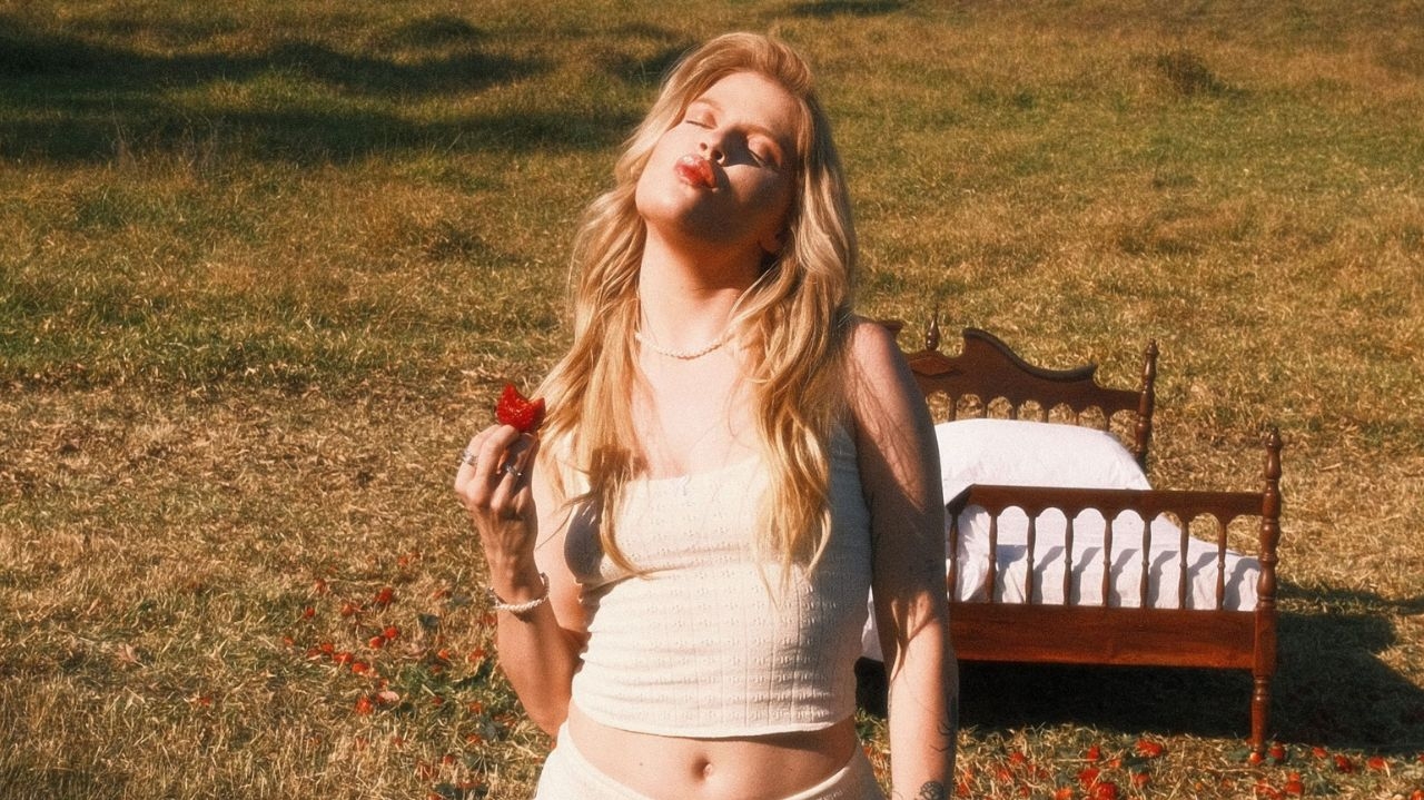 Luísa Sonza lança clipe de “Campo de Morango” e rebate críticas