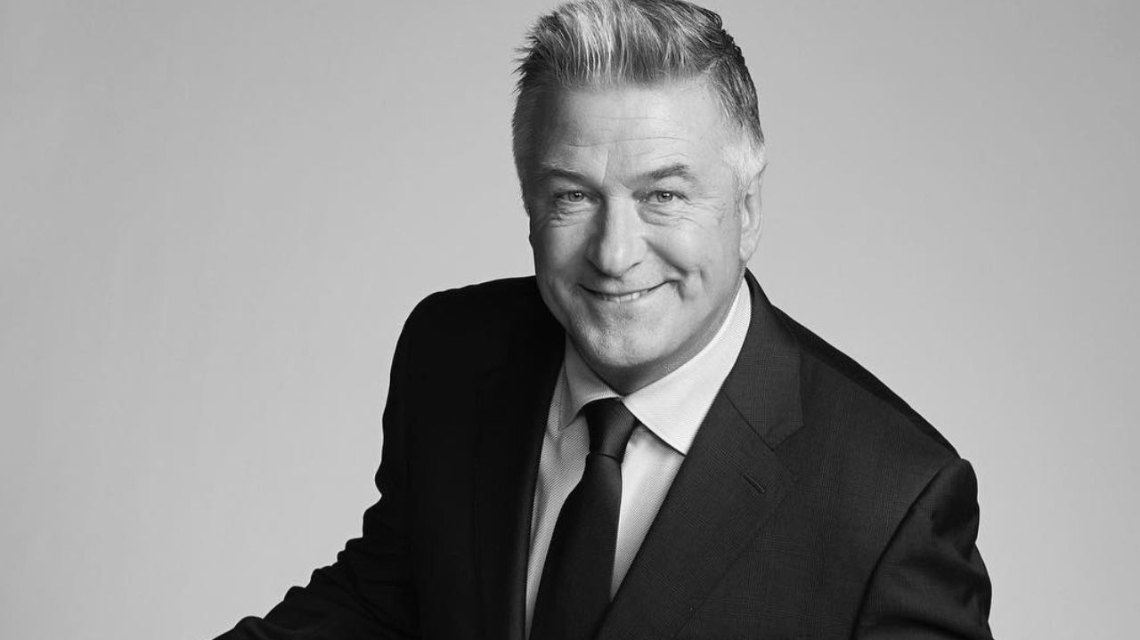 Novo relatório indica que Alec Baldwin disparou arma durante gravações