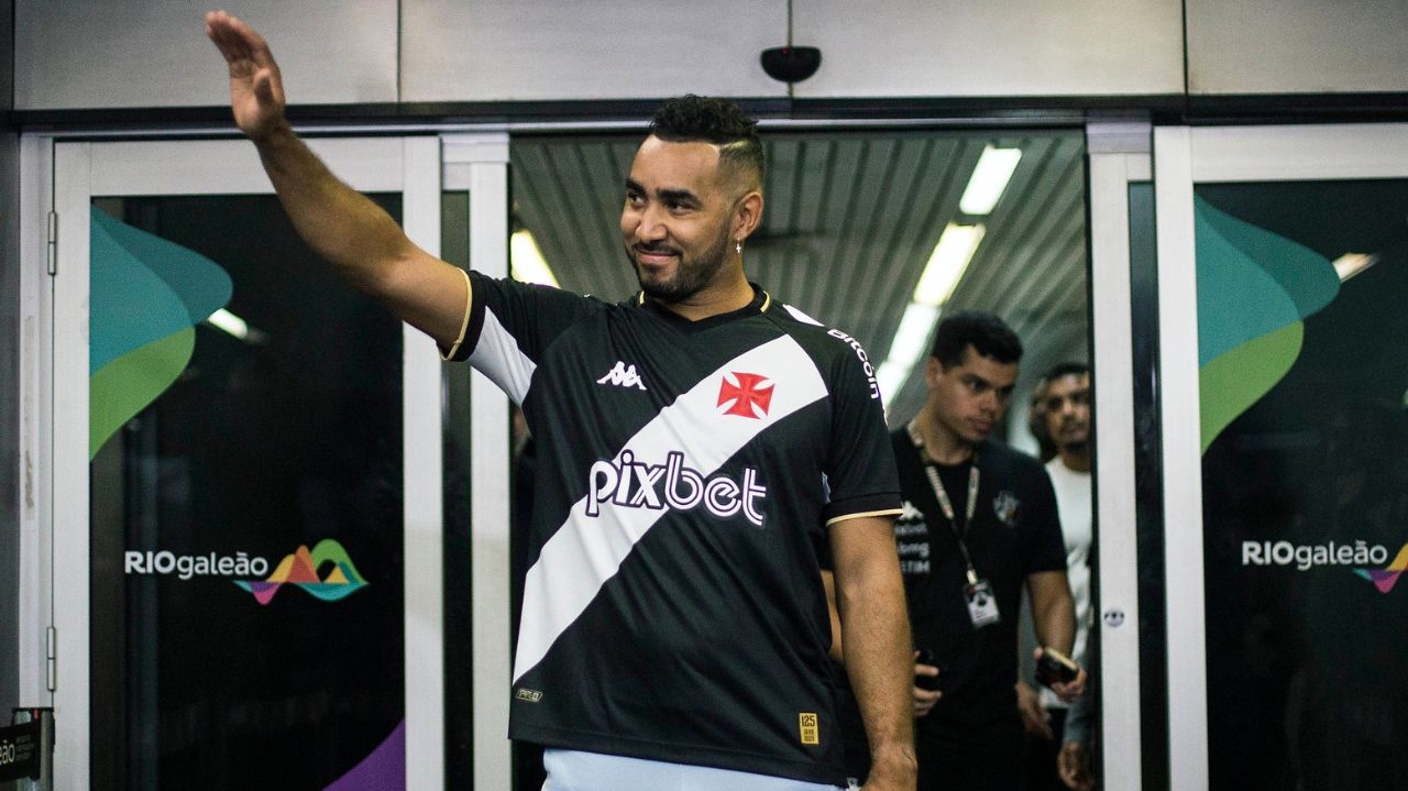 Payet desembarca no Rio de Janeiro e é recebido pela torcida do Vasco