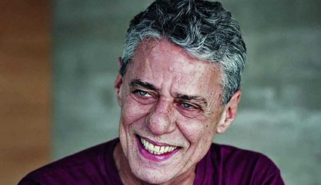 Chico Buarque comemora aniversário em manifestação no Rio de Janeiro
