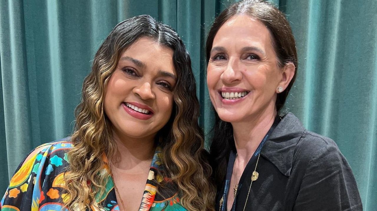 Flora Gil compartilha foto com Preta Gil após cirurgia e comemora resultado