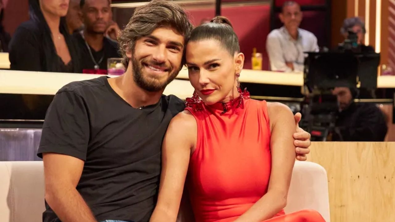 Deborah Secco revela intimidade com o marido em estreia de “Sobre Nós Dois”