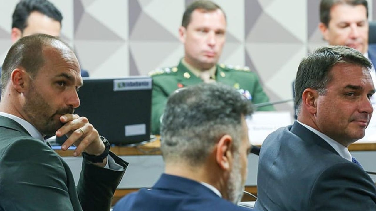 Mauro Cid deve reconhecer ter vendido joias a mando de Bolsonaro