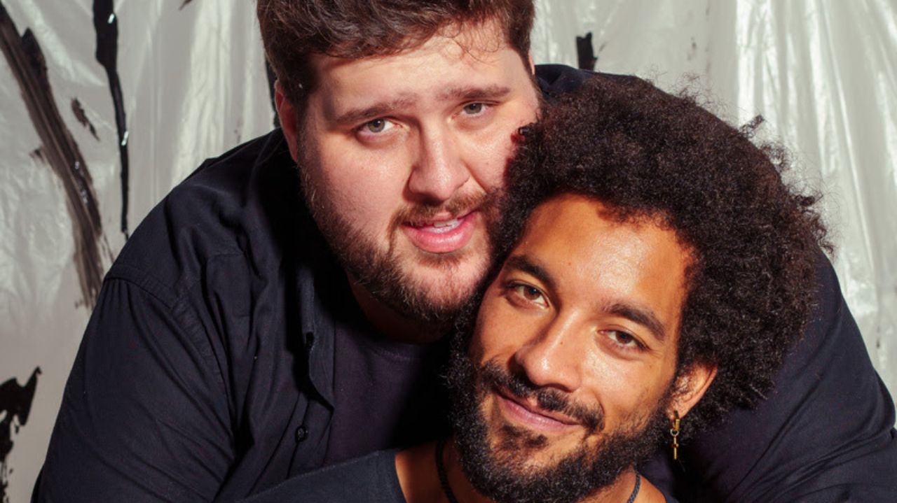 Peça LGBTQIAPN+ “A Herança” chega ao Rio de Janeiro
