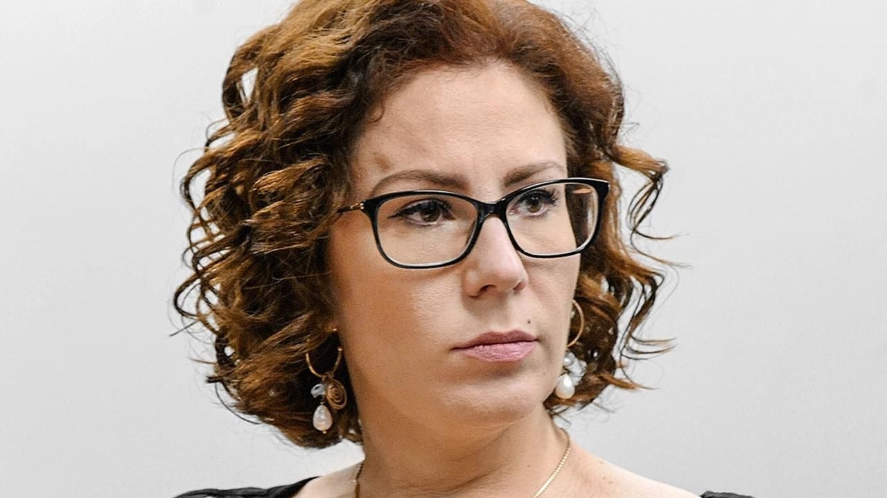 Carla Zambelli enfrenta tratamento por diverticulite com antibióticos venosos e permanece hospitalizada