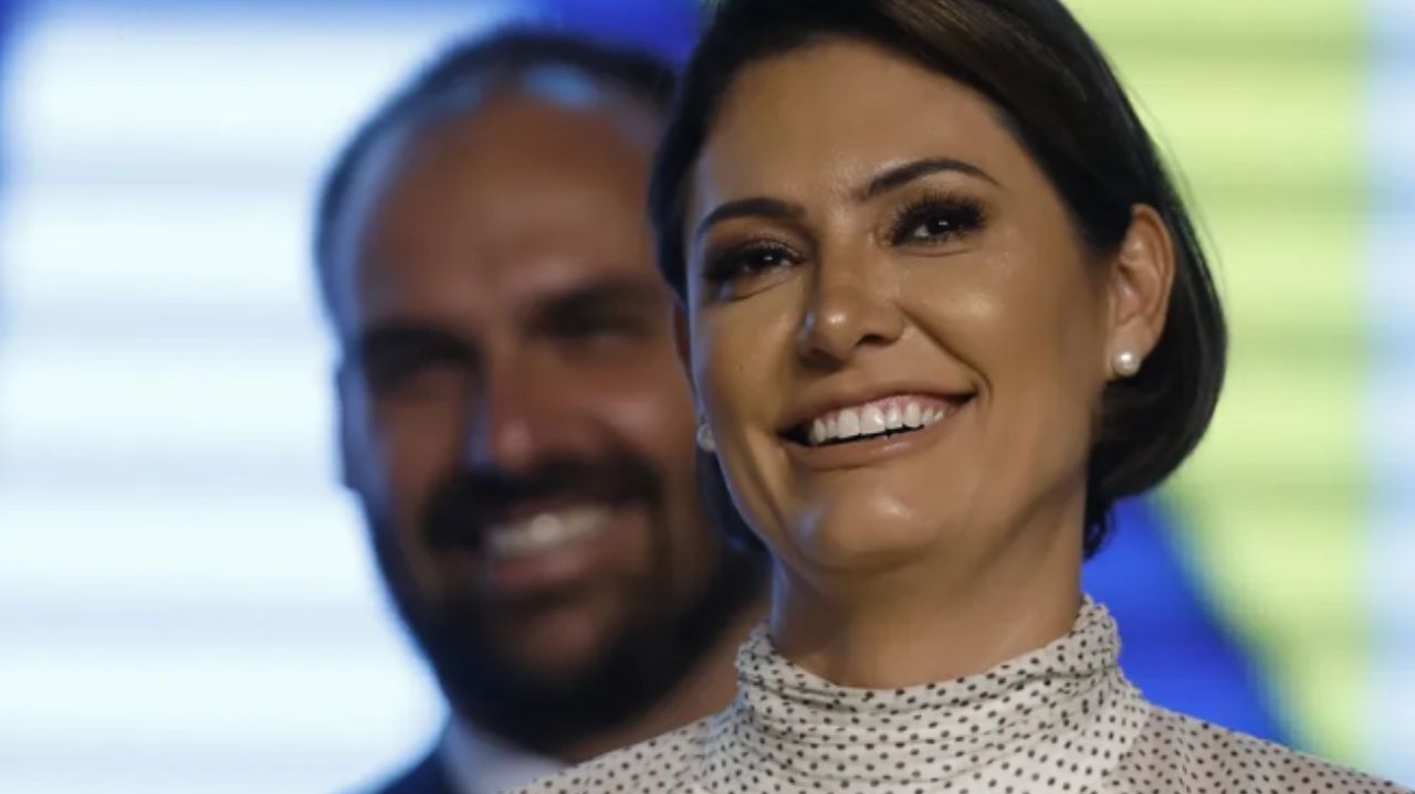 Michelle Bolsonaro recebeu mais de R$ 50 mil em depósitos fracionados, indicam documentos