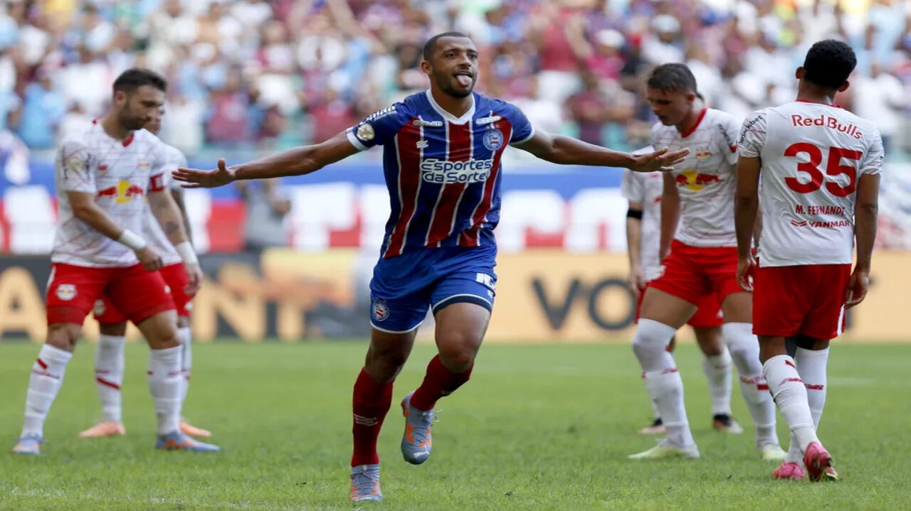 Empurrado por sua torcida, Bahia goleia o Bragantino e permance fora do Z-4