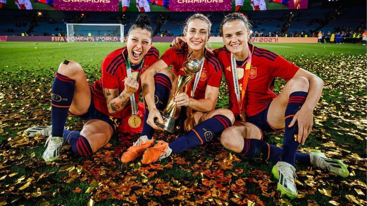 Presidente da Federação Espanhola pede desculpas por beijo em Hermoso