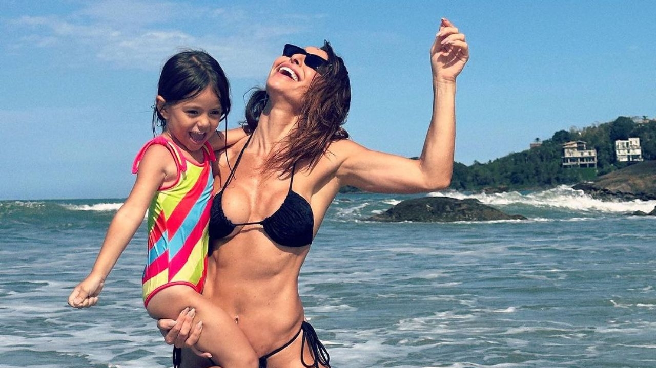 Sabrina Sato divulga nova coleção de beachwear em passeio à praia