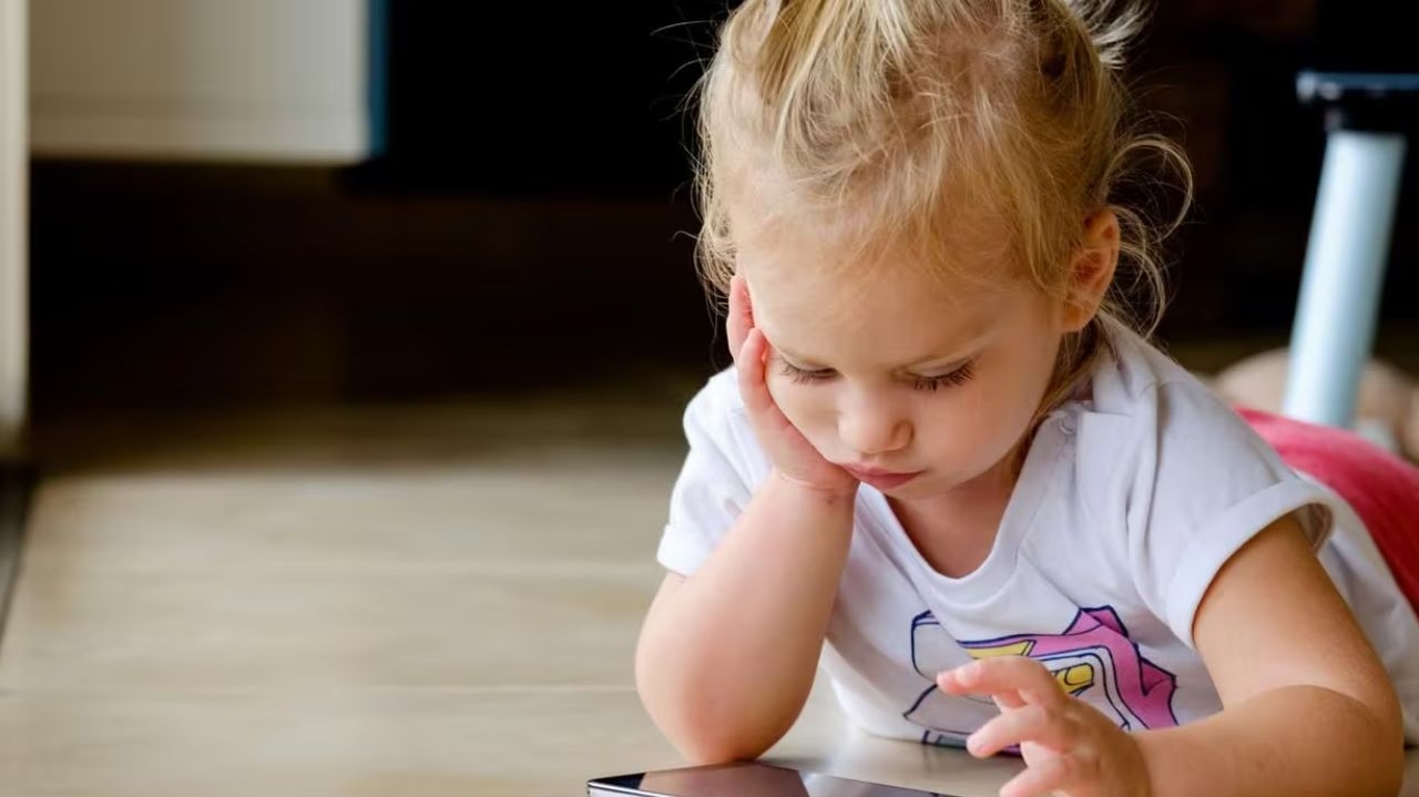 Desenvolvimento infantil se torna mais lento devido ao tempo de tela