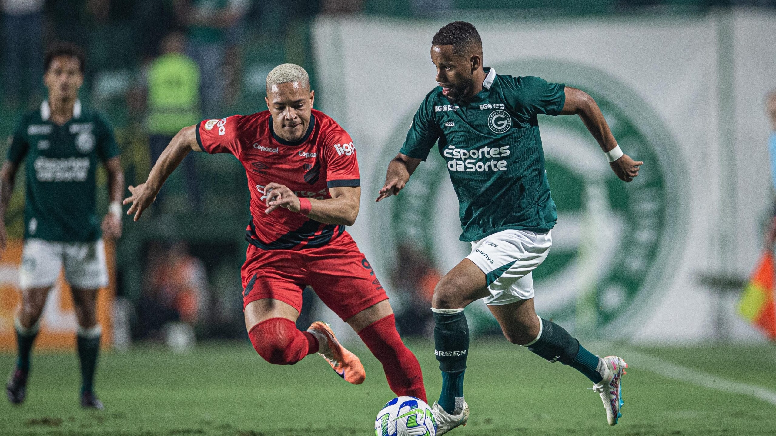 Athletico sai na frente, mas cede empate no final contra o Goías