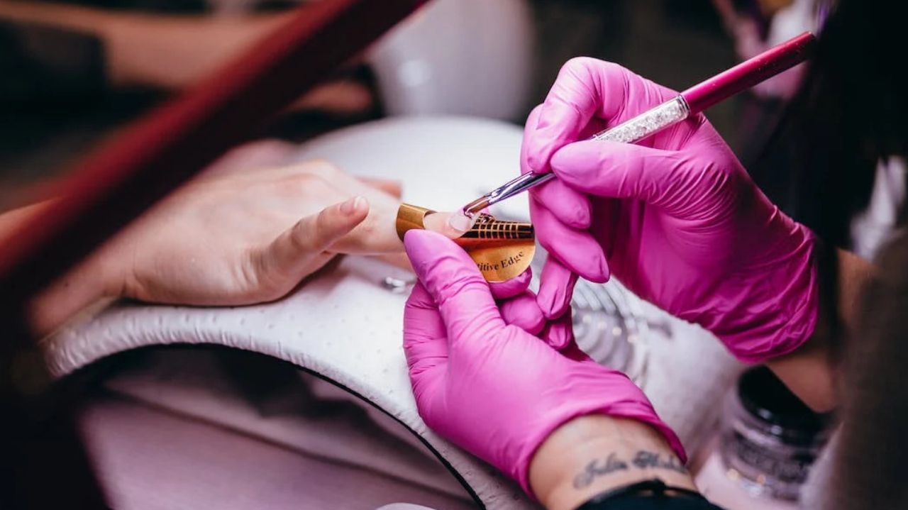 Saiba como remover unhas em gel em casa de forma segura
