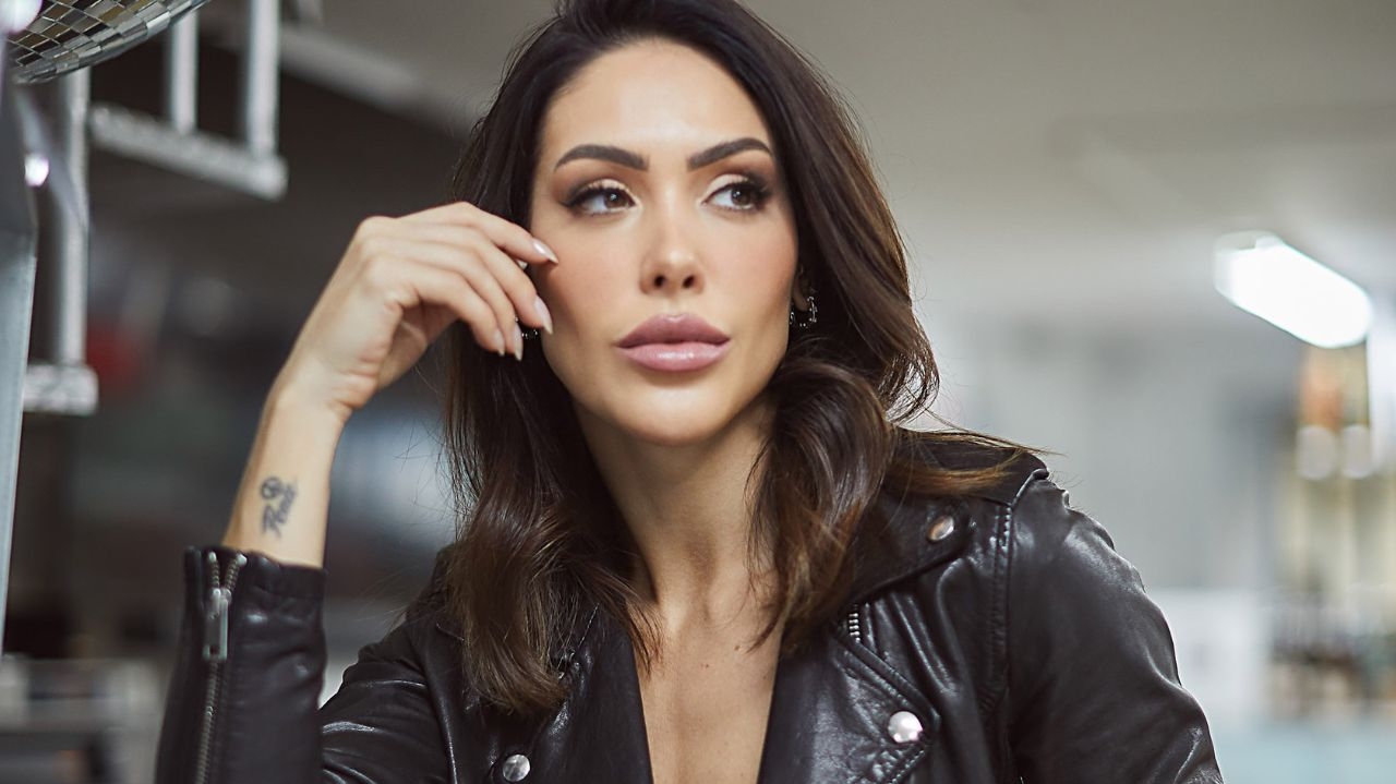 Bella Falconi aposta em looks seguindo a tendência do estilo rocker