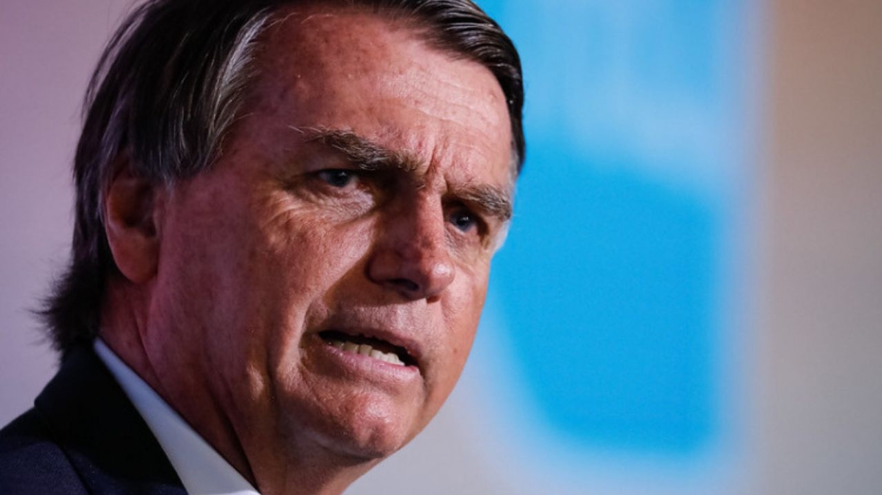 Bolsonaro é intimado a depor sobre empresários  e golpe de Estado por WhatsApp