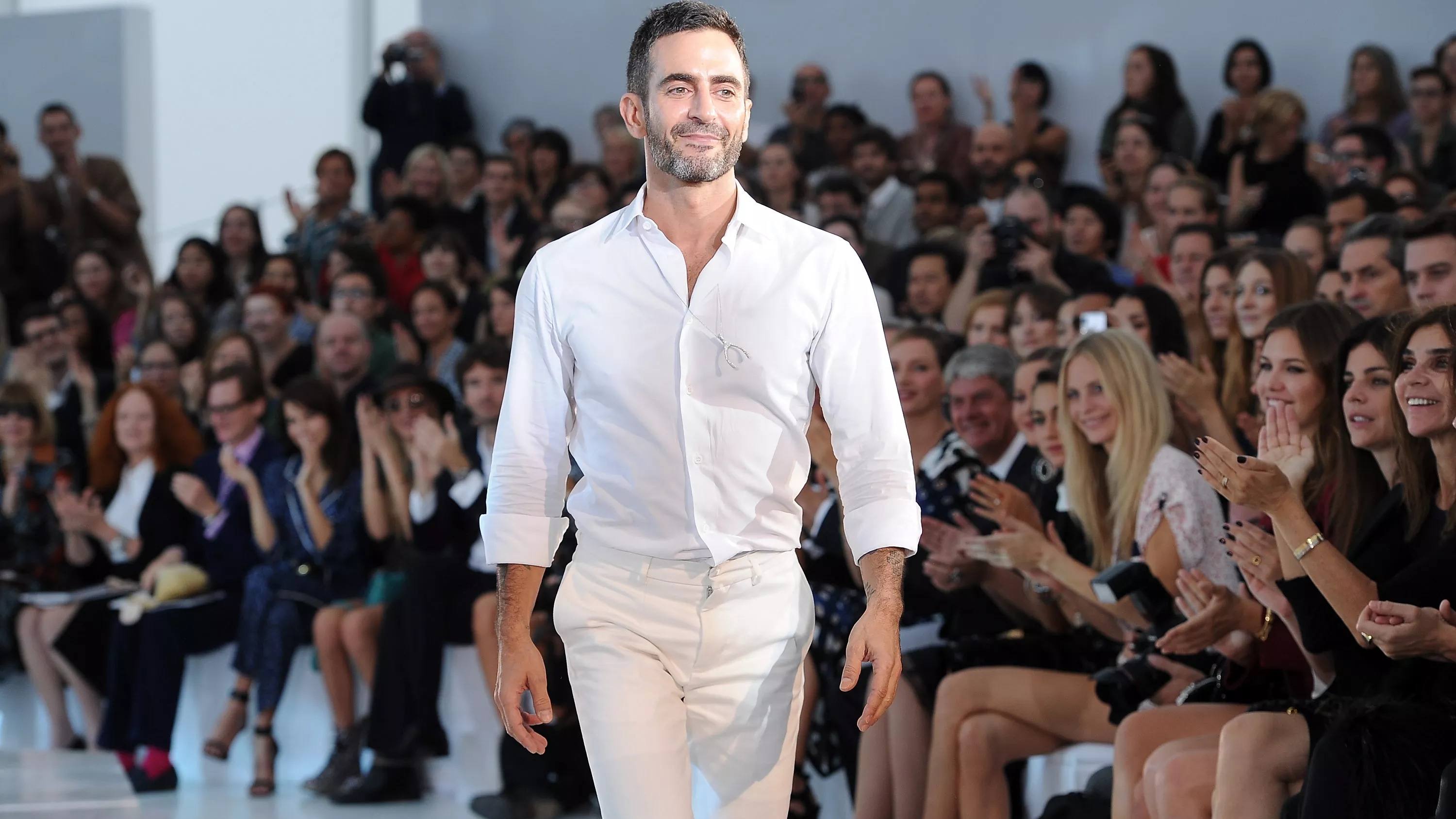 Marc Jacobs anuncia relançamento de sua linha de maquiagem para 2025