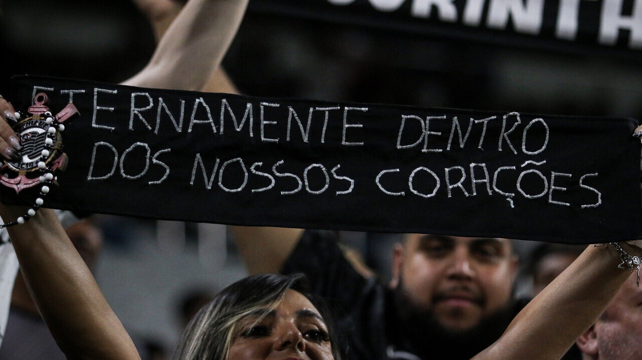 Corinthians presta homenagem às vítimas fatais do acidente