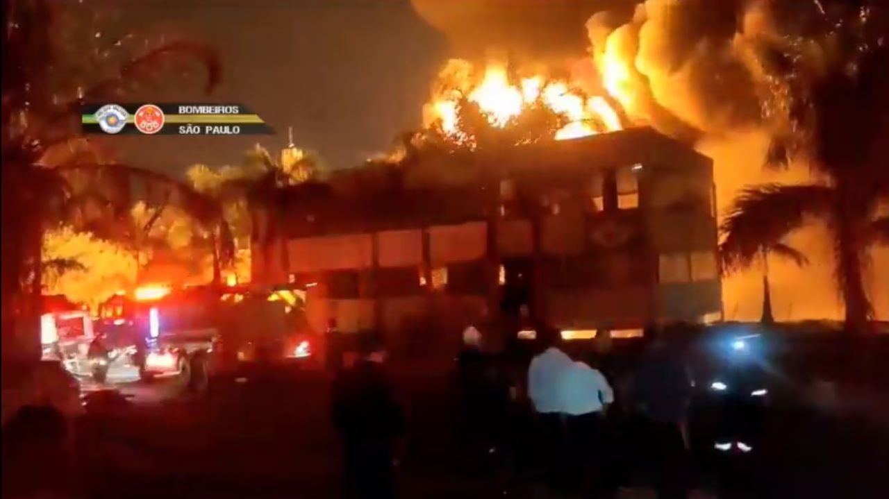 Incêndio na Basile Química Indústria e Comércio mobiliza oito equipes dos bombeiros em Pirituba