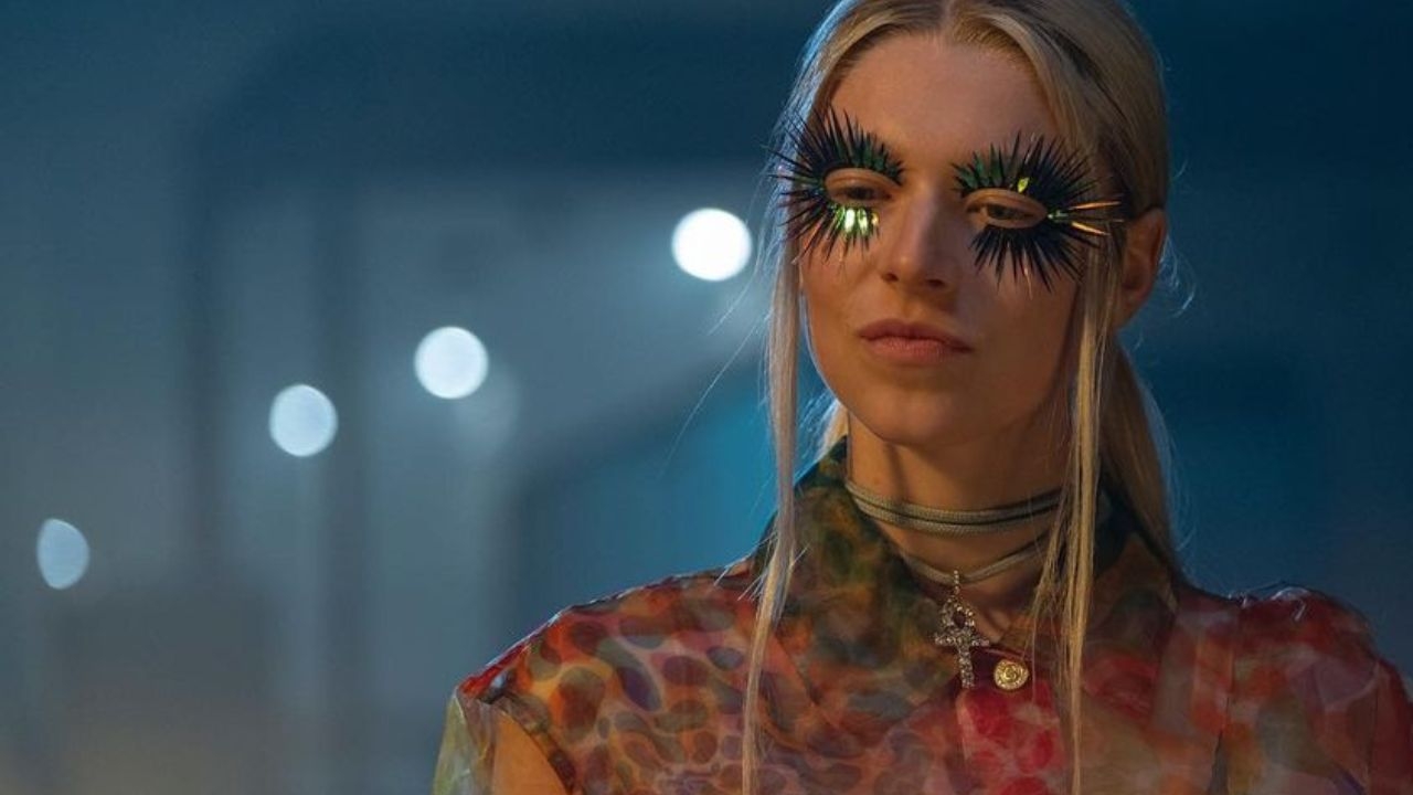 Pedrarias e texturas cintilantes estão em alta na maquiagem