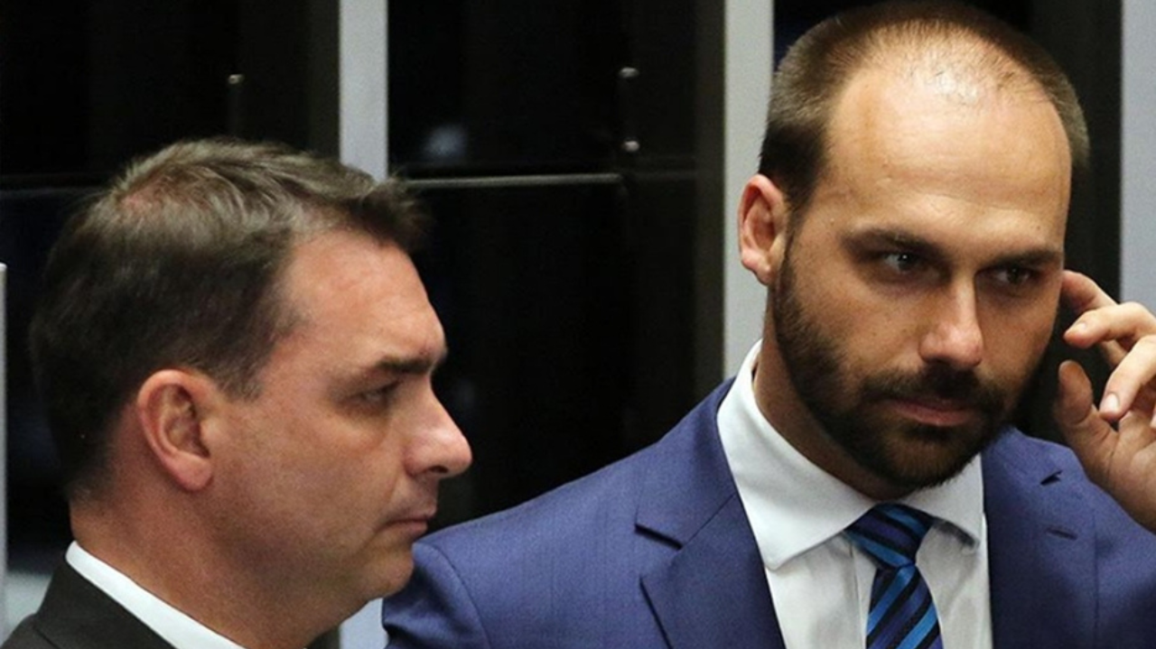 Flávio e Eduardo Bolsonaro são condenados a pagar indenização a Chico Buarque