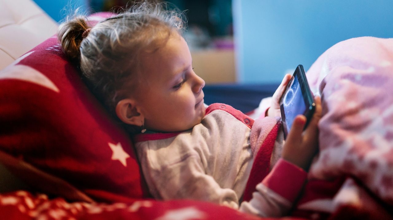 Exposição prolongada a telas afeta desenvolvimento infantil, revela estudo