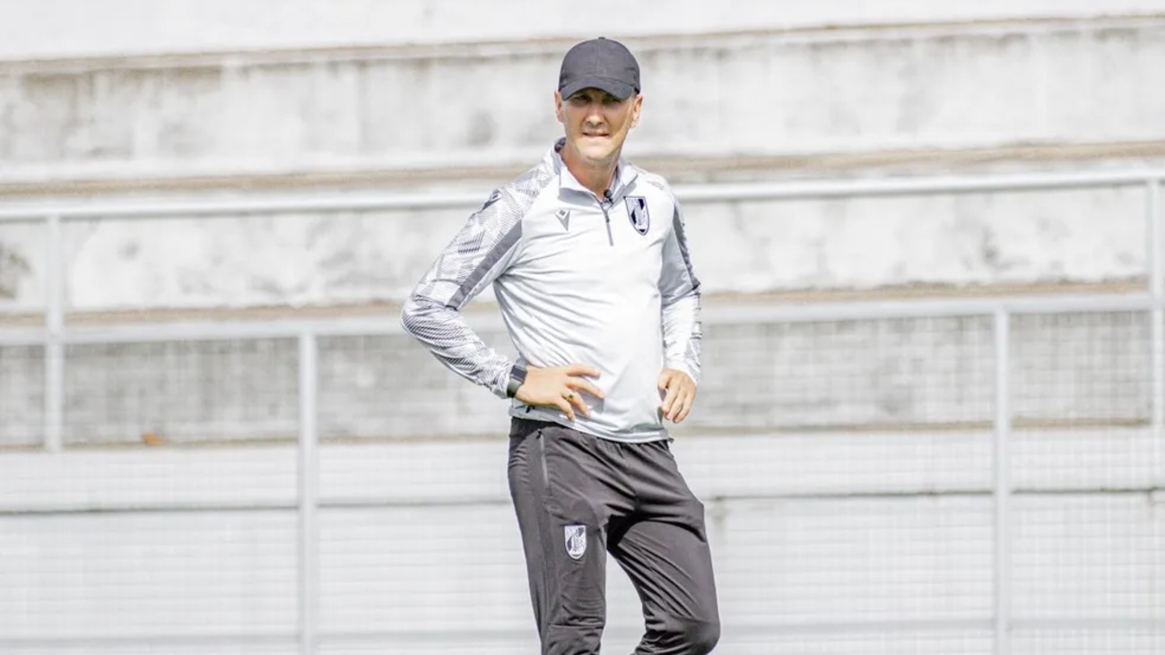 Com passagem relâmpago no Santos, Paulo Turra é novo técnico do Vitória de Guimarães, de Portugal
