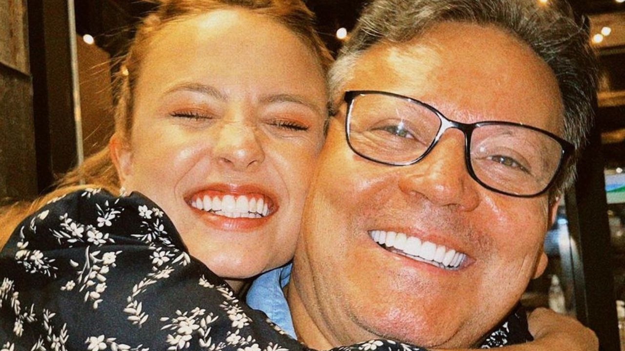 Pai de Larissa Manoela é hospitalizado após ingerir remédios controlados