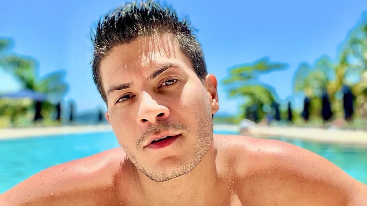 Arthur Aguiar rebate críticas: “Piada esse seu post né?”