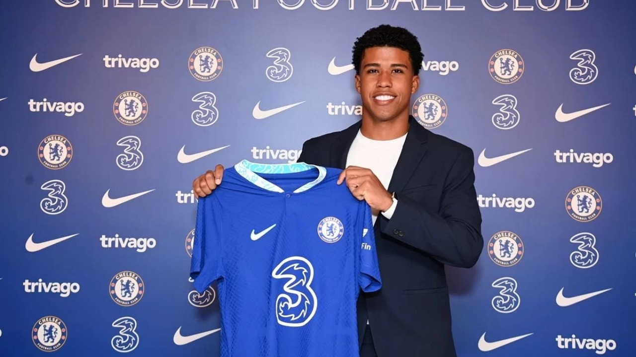 Chelsea confirma empréstimo de Andrey Santos ao Nottingham Forest