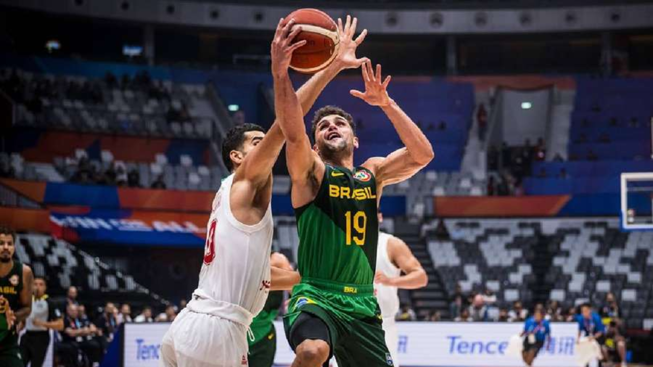 Raulzinho sofre lesão em estreia no Mundial de Basquete e está fora da competição