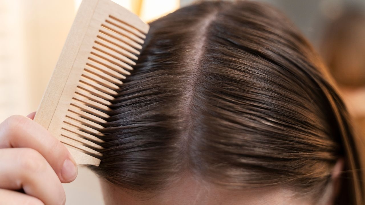 Cabelo oleoso: veja algumas dicas que vão ajudar a solucionar o problema
