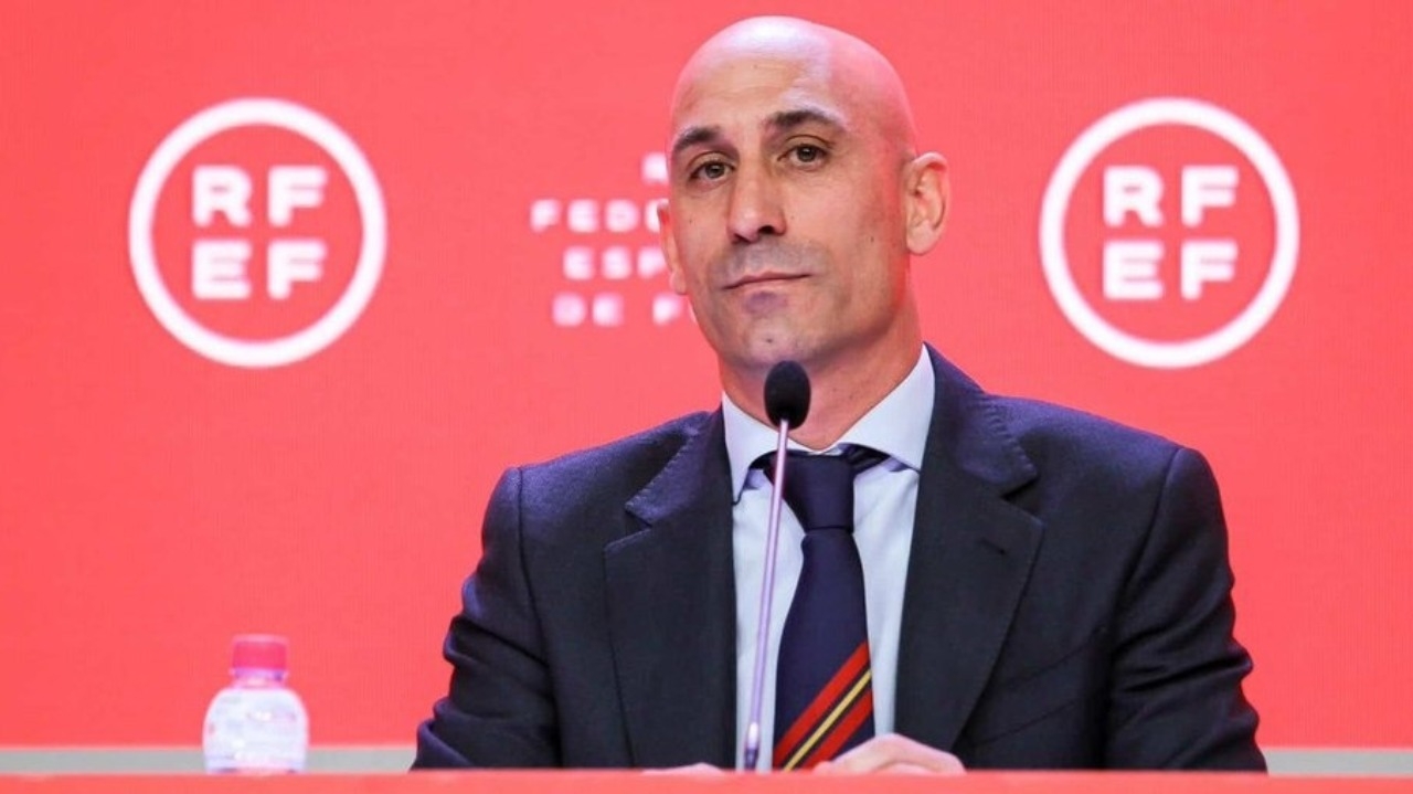 Luis Rubiales é suspenso após polêmica do beijo em jogadora da Seleção Espanhola