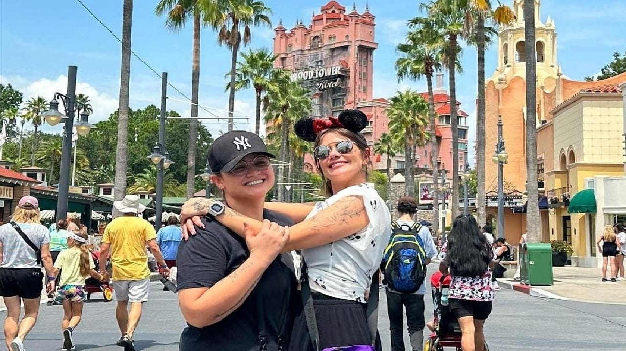Ex-BBB Marcela McGowan e Luiza Martins ficam noivas em parque de diversões em Orlando