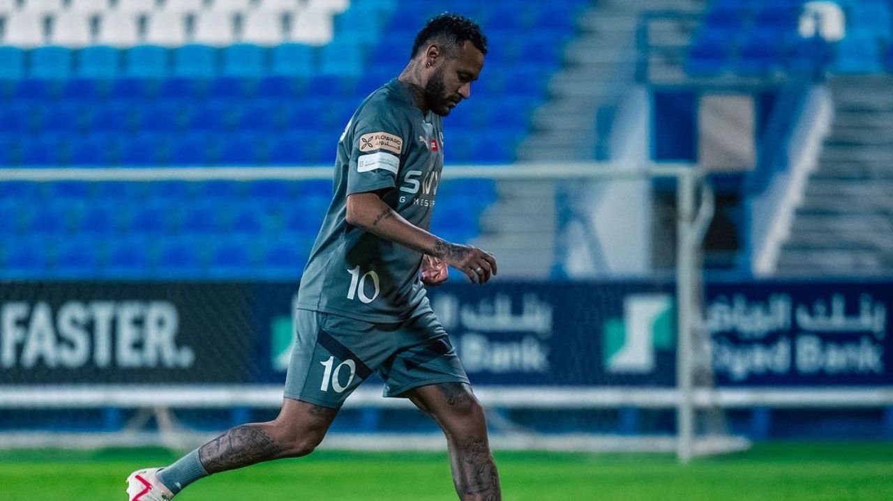Neymar faz atividades em campo e é “batizado” pelos companheiros de Al-Hilal
