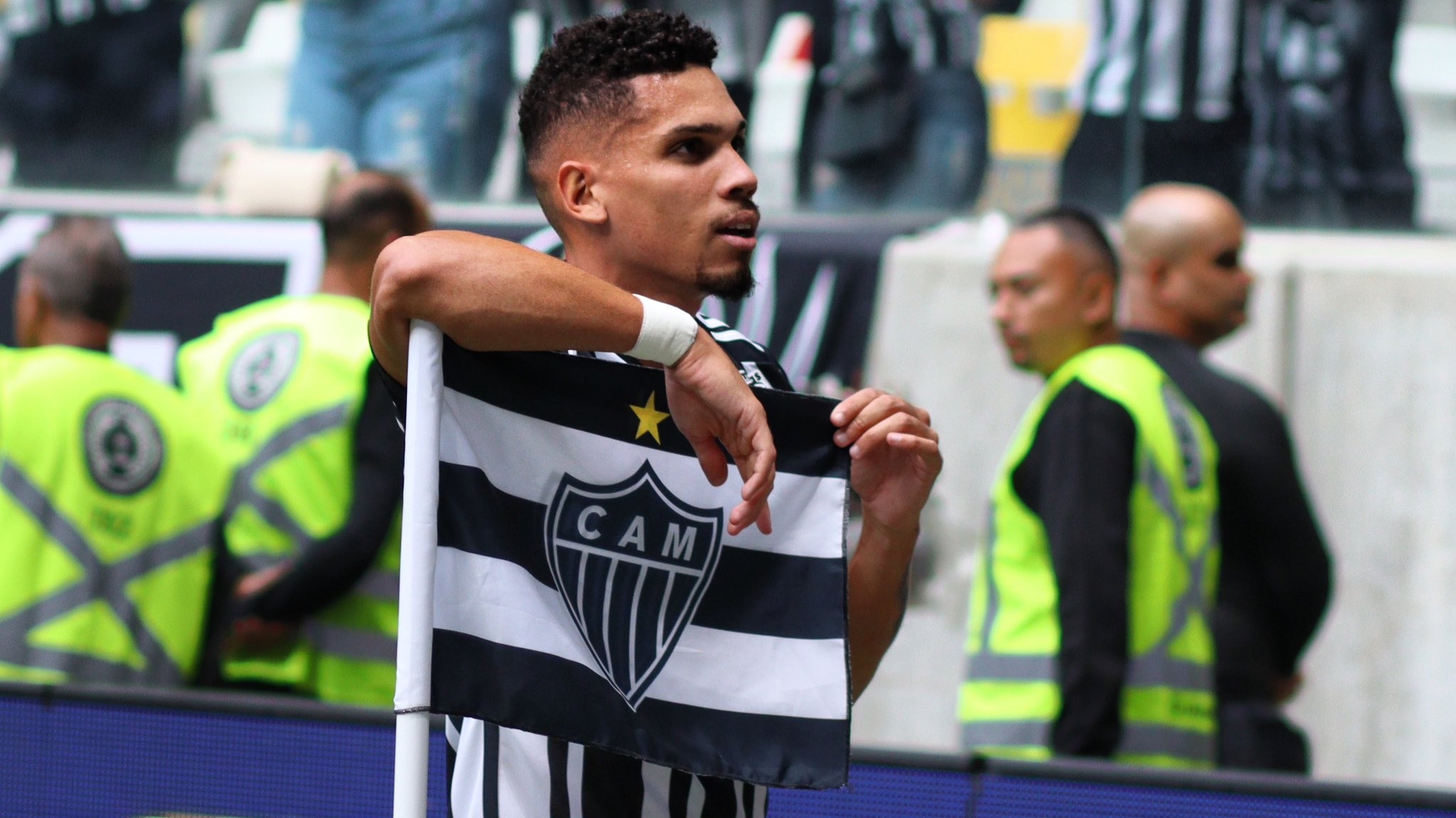 Paulinho brilha, e Galo derrota o Santos na inauguração da Arena MRV