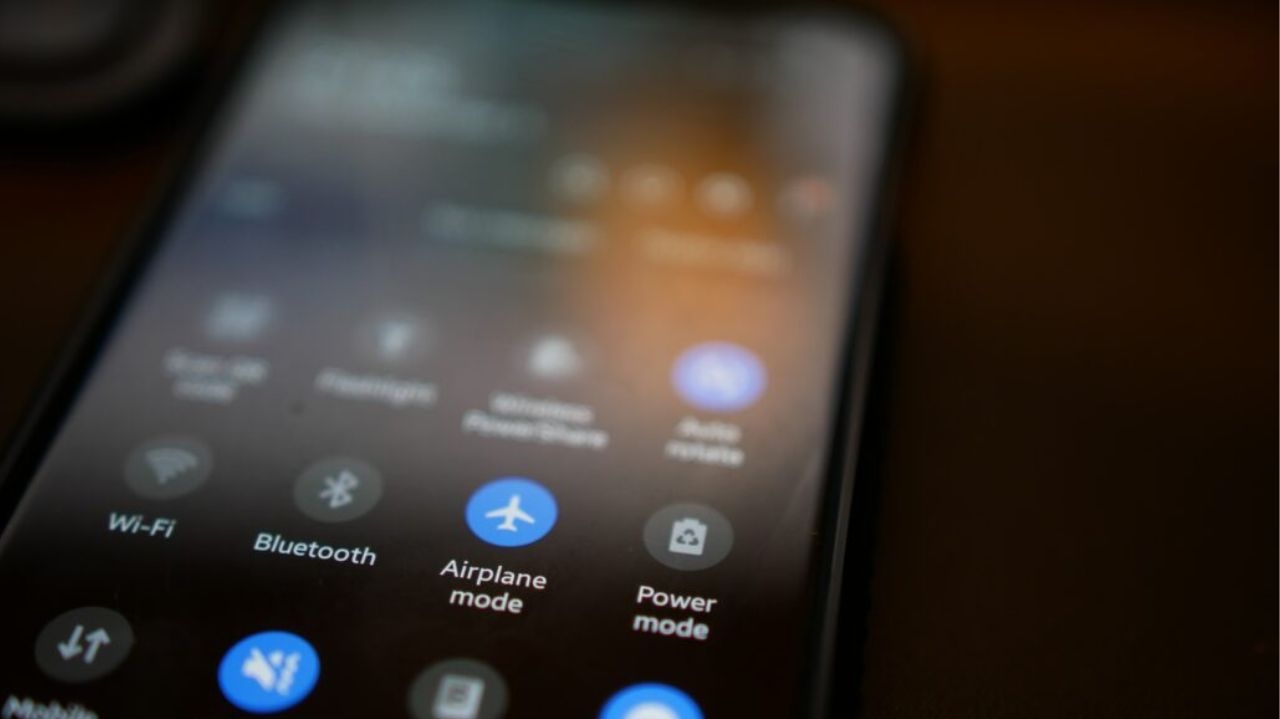 Modo avião do celular: saiba a importância de ativá-lo durante o voo