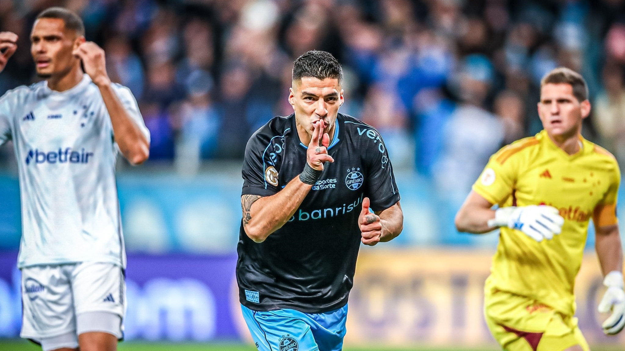 Suárez encerra jejum e Grêmio atropela o Cruzeiro pelo Brasileirão