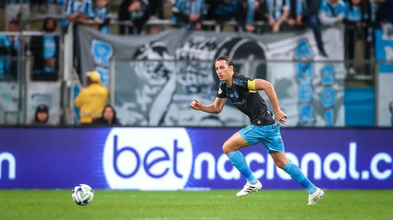 Geromel volta a atuar depois de 308 dias, mas é substituído no intervalo