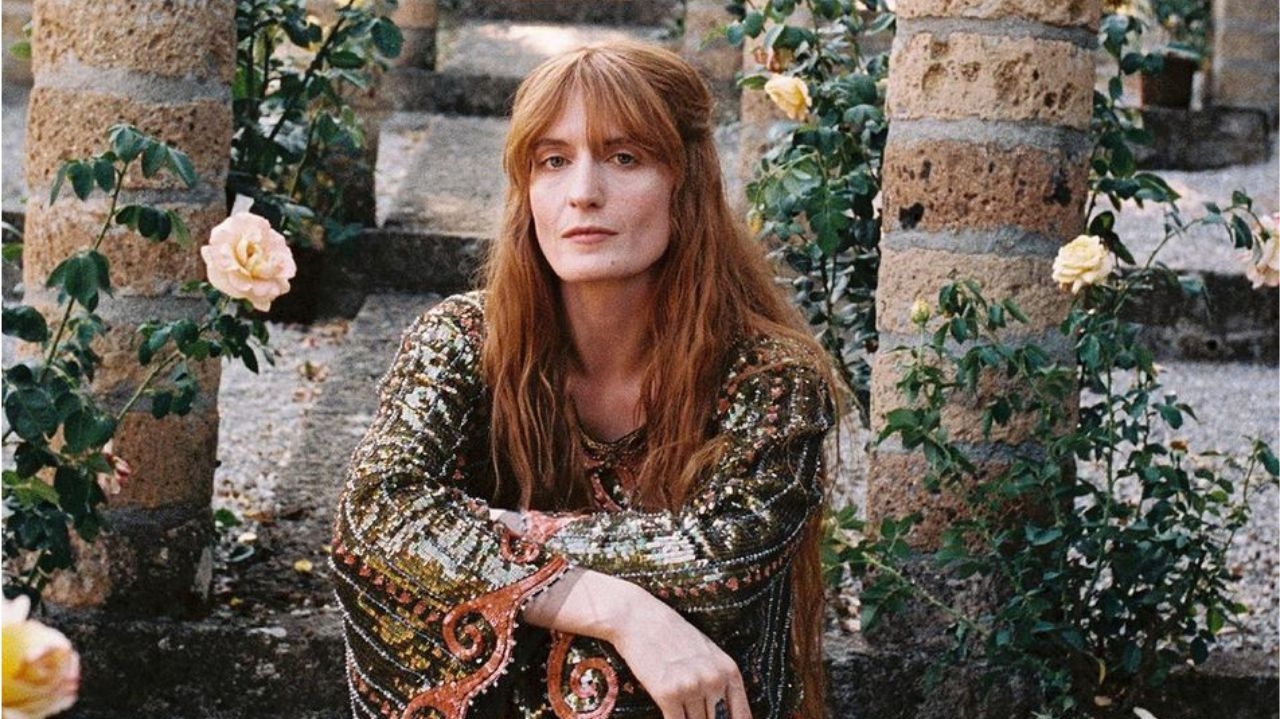Florence Welch revela cirurgia de emergência após cancelar shows de turnê
