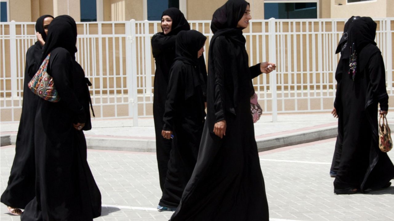 França pretende proibir uso de túnicas em escolas