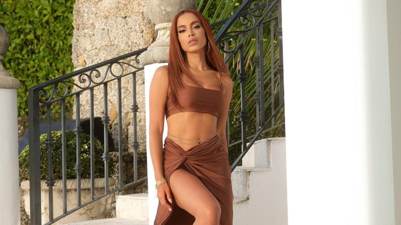 Anitta desembarca no México e aparece ao lado de jogador de futebol